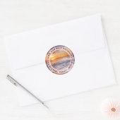 Surf op zonsondergang met bijbelbericht ronde sticker (Envelop)