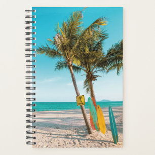 Surf planken op strandwerend kussen planner