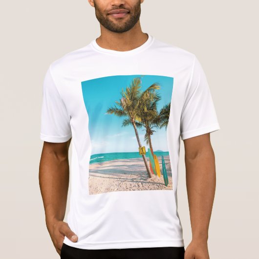 Surf planken op strandwerend kussen t-shirt (Voorkant)