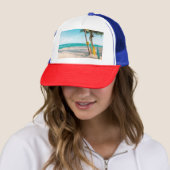 Surf planken op strandwerend kussen trucker pet (In situ)
