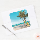 Surf planken op strandwerend kussen vierkante sticker (Envelop)