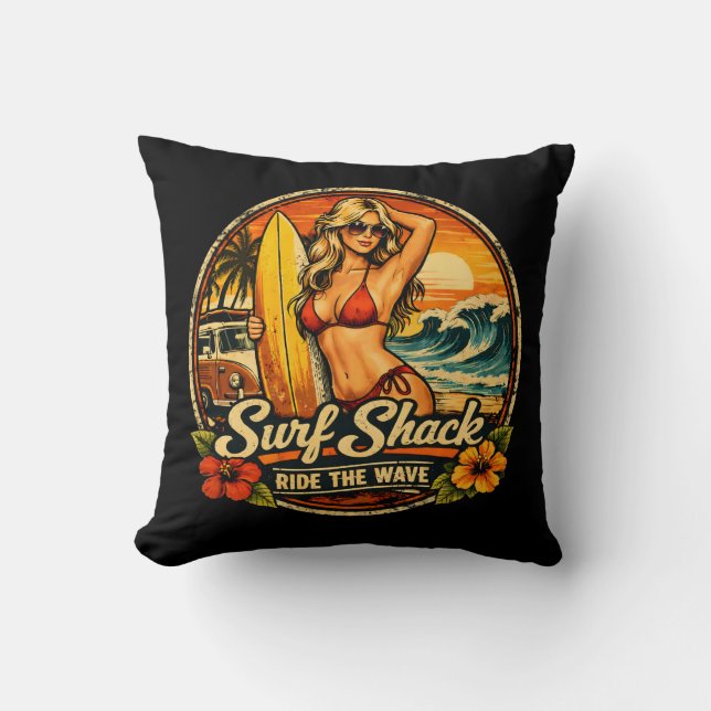 Surf Shack Surfer Pin-Up | Ride The Waves Beach Kussen (Voorkant)