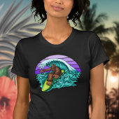 Surf Weomens Funny Bigfoot Surfing Paarse Retro T-shirt