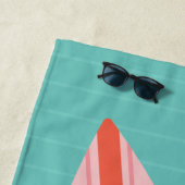 Surf Zand & Waves Retro Roze & Blauwgroen Surfboar Strandlaken (In situ)