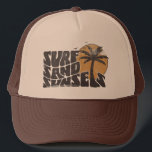 Surf Zand Zonsondergangen Beach Life Palm Tree Trucker Pet<br><div class="desc">"Surf Zand Zonsondergangen" t-shirt is de perfecte aanvulling op je zomerwand. Of je nu de golven aanslaat of alleen maar op het zand springt,  dit t-shirt heeft je bedekt. Laten we klaar zijn voor een zomer gevuld met surf,  zand en onvergetelijke zonsondergangen.</div>