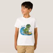 surfasaurus t-shirt een surfende dinosaurus (Voorkant volledig)