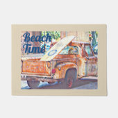 Surfboard aan de achterkant van de oude vrachtwage deurmat (Voorkant)