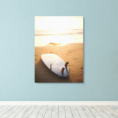 Surfbord op strand bij zonsondergang canvas afdruk (Insitu (Houten vloer))