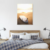 Surfbord op strand bij zonsondergang canvas afdruk (Insitu (Slaapkamer))