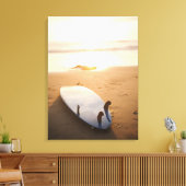 Surfbord op strand bij zonsondergang canvas afdruk (Insitu (Woonkamer))