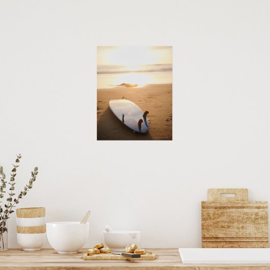 Surfbord op strand bij zonsondergang poster (Keuken)