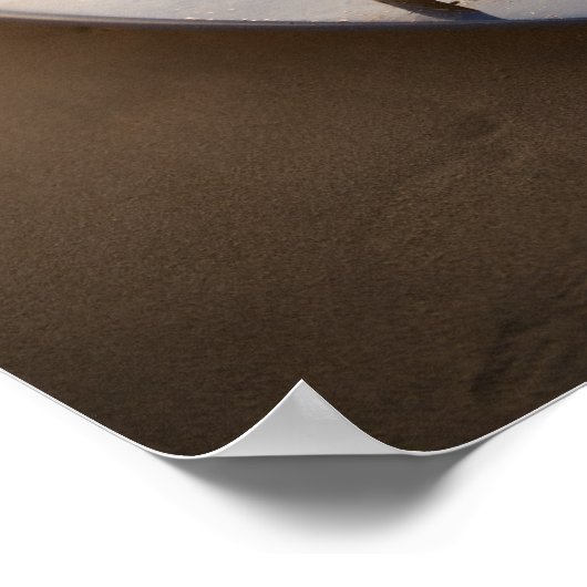 Surfbord op strand bij zonsondergang poster (Hoek)