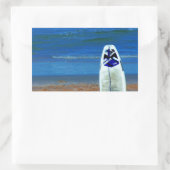 Surfbord op strand rechthoekige sticker (Tas)
