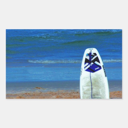 Surfbord op strand rechthoekige sticker (Voorkant)