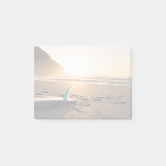 Surfbordlagen op het strand als de zon verschijnt post-it® notes (Voorkant)