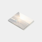 Surfbordlagen op het strand als de zon verschijnt post-it® notes (Schuin)