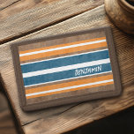 Surfbordstrips - Subtle Wood Background Drievoud Portemonnee<br><div class="desc">Een kleurrijk,  retro streepontwerp in blauw en sinaasappel op een achtergrond van een nephoutprint. Een  surfplank streepontwerp met een strand en surven look. Voeg jouw naam of monogram toe om dit een persoonlijk item te maken dat opvalt onder je vrienden. De naam is een chunky lettertype.</div>