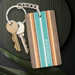Surfbordstrips - Subtle Wood Background Sleutelhanger<br><div class="desc">Een kleurrijk,  retro streep ontwerp in aqua blauw en sinaasappel op een faux houtprint achtergrond. Een  surfboard streep ontwerp met een strand en surf look. Voeg jouw naam of monogram toe om dit een persoonlijke telefoonhoes te maken die opvalt onder je vrienden. De naam is een dun serif lettertype.</div>