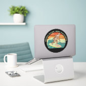 Surfen Bigfoot Jachtgolven Verbergen Voetafdrukken Sticker (Laptop op bureau)