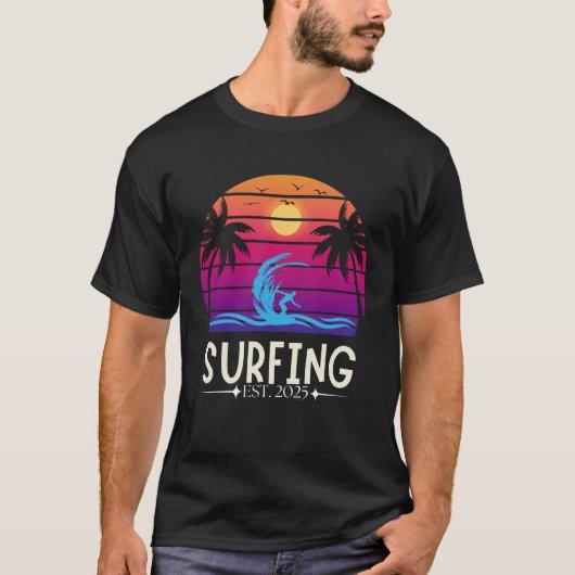 Surfen Est. 2025 Retro  Vacay Mode Surf T-shirt (Voorkant)