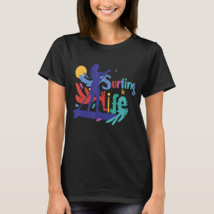 Surfen is een levendige vrouw die surft t-shirt