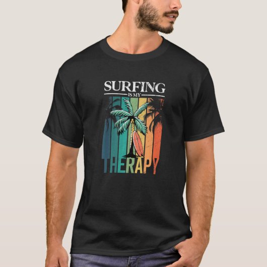 Surfen is mijn Therapy Retro Palm Tree Surfboard T-shirt (Voorkant)