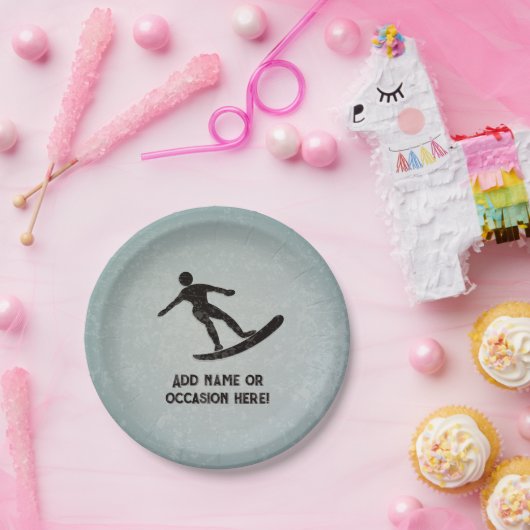 Surfen man rijden golf - jouw tekst op mannelijk papieren bordje (Feest)