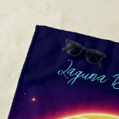 Surfen op de Neon Sunset- Strandlaken (In situ)