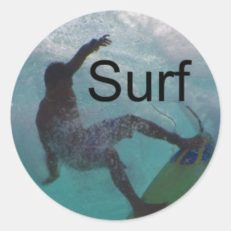 surfen op een grote golf ronde sticker
