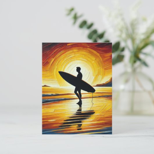 Surfen op het strand bij zonsondergang briefkaart (Staand voorkant)