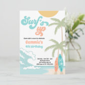 Surfen op het surfboardstrand op stranspleet kaart (Staand voorkant)