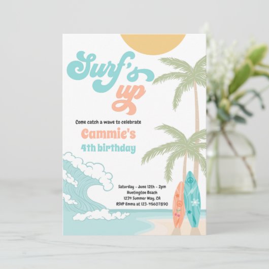 Surfen op het surfboardstrand op stranspleet kaart (Staand voorkant)