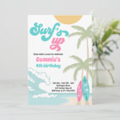 Surfen op het surfboardstrand op stranspleet kaart (Staand voorkant)