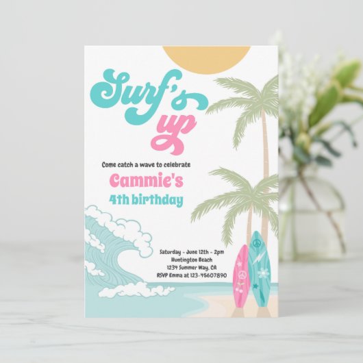 Surfen op het surfboardstrand op stranspleet kaart (Staand voorkant)