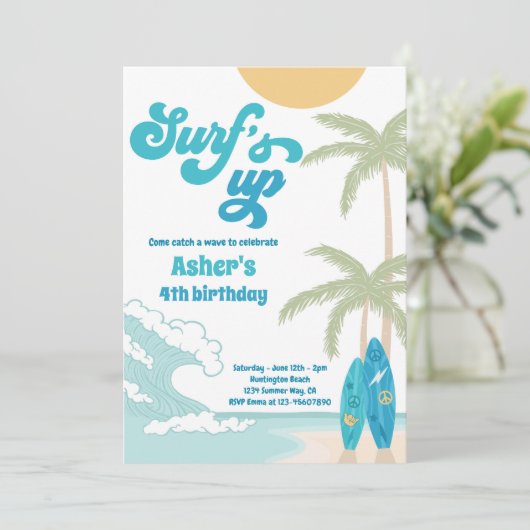 Surfen op het surfboardstrand op stranspleet kaart (Staand voorkant)