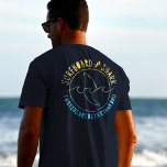 Surfen op het surfgebied van surfen op surfen op s t-shirt<br><div class="desc">Hallo daar! Klaar om "de Waves in Stijl"met dit Surfboard en Shark Funny Summer Beach Vacation ontwerp te rijden? Je zult het geweldig vinden! Dit ontwerp is perfect voor diegenen die graag surf en golven maken. Het is ook een leuke en unieke aanvulling op iemands oorlogsmisère. Dus waarom wachten? Haal...</div>