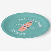 Surfen op roze surfplank Birthday Party Papieren Bordje (Gekanteld)
