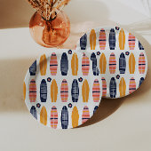 Surfen op roze surfplanken en bloemen verjaart papieren bordje