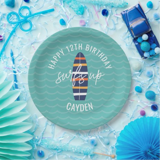 Surfen op surfboard en golven van 'Birthday' papie Papieren Bordje (Feest)