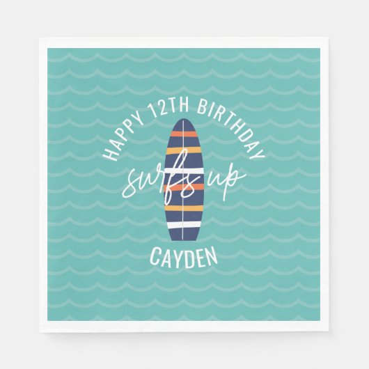 Surfen op surfboard en golven van Birthday Party Servet (Voorkant)