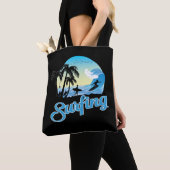 Surfen op Zee strand Tote Bag (Dichtbij)