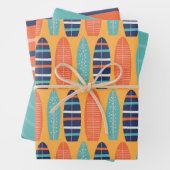 Surfen verjaardag sinaasappel en turquoise surf bo inpakpapier vel (In situ)