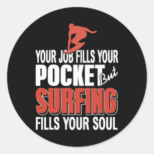 Surfen vervult je ziel, baan vult zak, Kust L Ronde Sticker