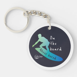 Surfend sleutelhanger op het bord