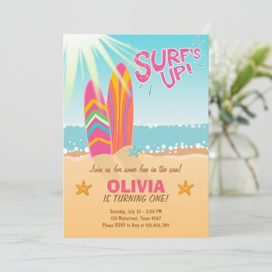 Surfende dag Uitnodiging Surf op strandmeisje (Staand voorkant)