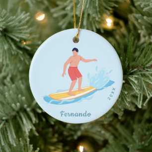 Surfende jongen Surfer Riding a Wave Name & Year W Keramisch Ornament