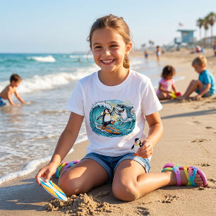Surfende Pinguïn en Haai geven elkaar een High Fiv T-shirt