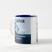 Surfer Beach Surfen Tweekleurige Koffiemok (Voorkant links)
