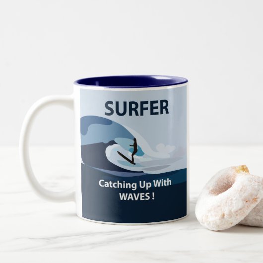 Surfer Beach Surfen Tweekleurige Koffiemok (Met donut)