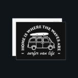 Surfer camper van het leven grappige citaten briefkaart<br><div class="desc">Surfer van life briefkaart kleine print grappige humor citeert gezegden home is waar de golven zijn retro  camper van esthetische. Vanlife meisje surfen road trip surf lover geschenken.</div>